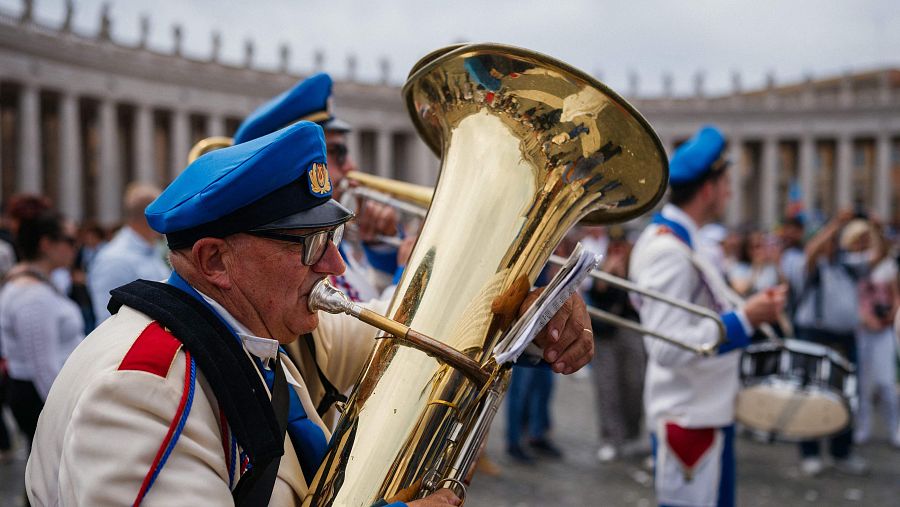 Un músico toca en San Pedro por el jubileo de las bandas