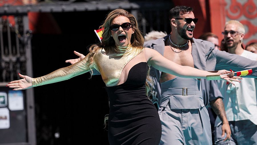 Melody desfila como una diva por la Alfombra Turquesa de Eurovisión 2025