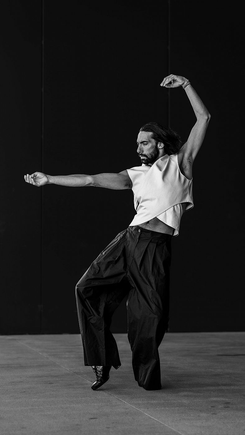El bailaor Eduardo Guerrero, de perfil con los brazos en ángulo recto, en una imagen en blanco y negro.