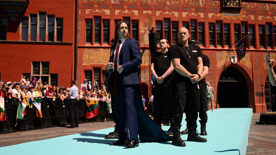 Tommy Cash en la Alfombra Turquesa de Eurovisión 2025