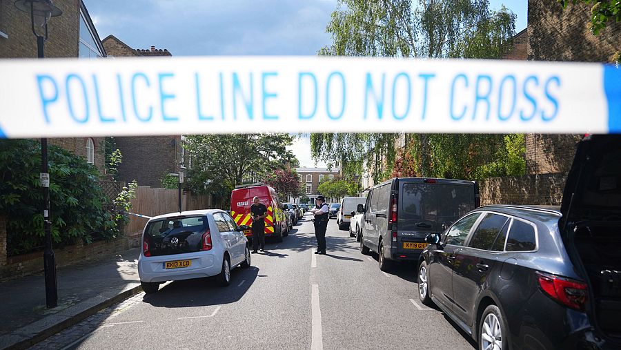 Calle residencial acordonada por la policía; cinta amarilla 