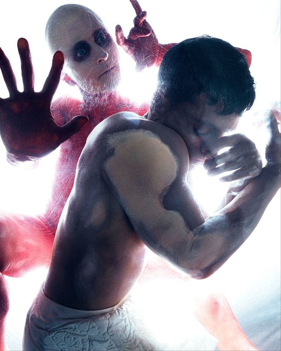 Dos bailarines interpretan '#INCUBATIO Circumambulatio'.