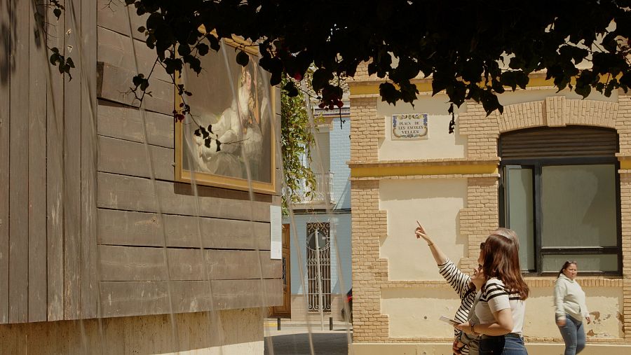 En las calle de Massaneda se puede admirar la obra de 'La maja vestida' de Goya