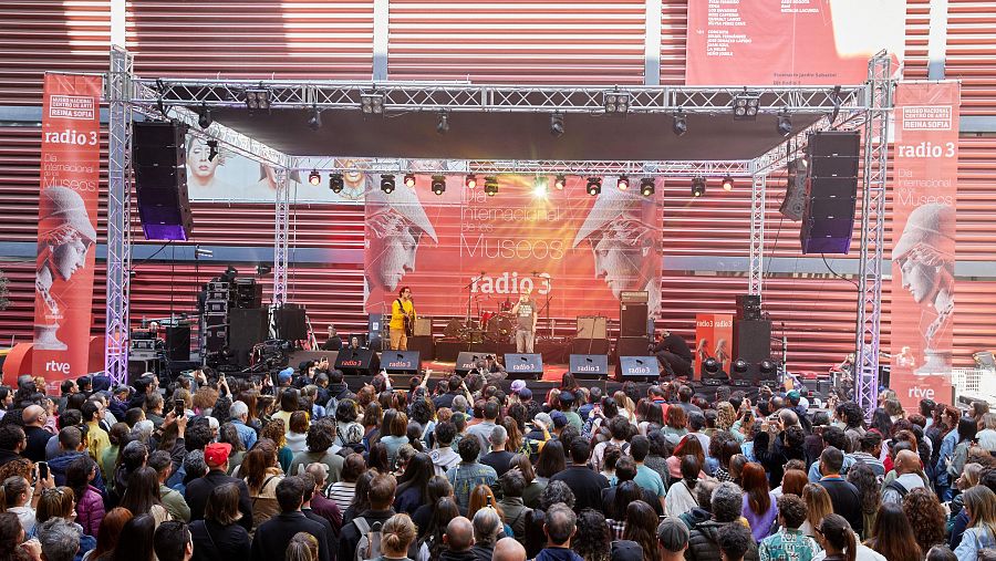 Concierto en exterior con músicos, gran banner 
