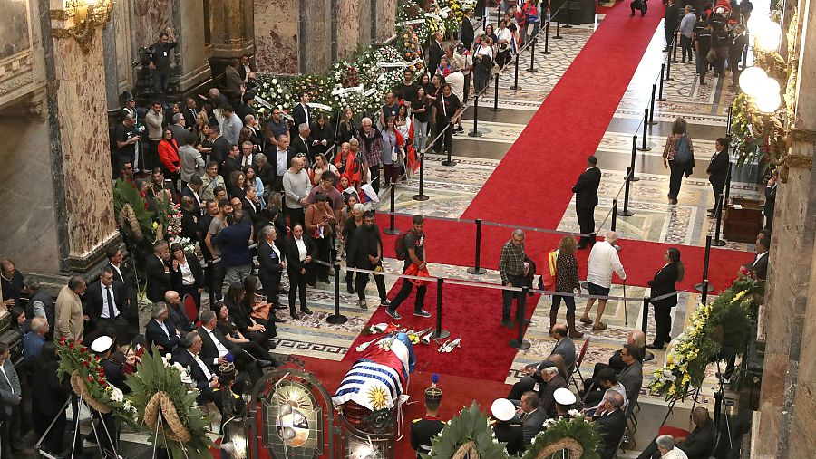 Uruguay despide a José Mujica con un cortejo fúnebre por las calles de Montevideo y un extenso velatorio