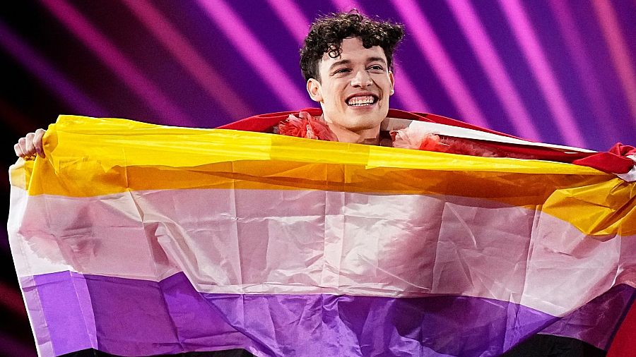 Nemo con la bandera no binaria en la final de Eurovisión 2024