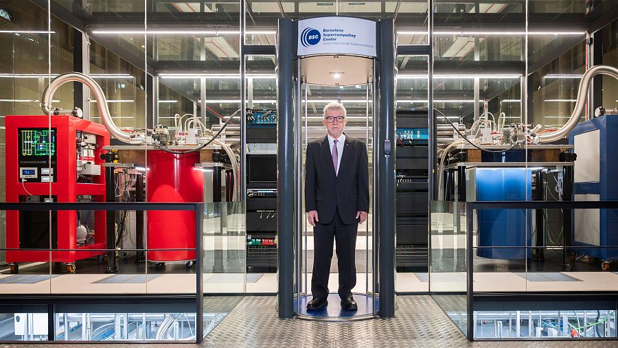 Mateo Valero dins d'un detector del Barcelona Supercomputing Center