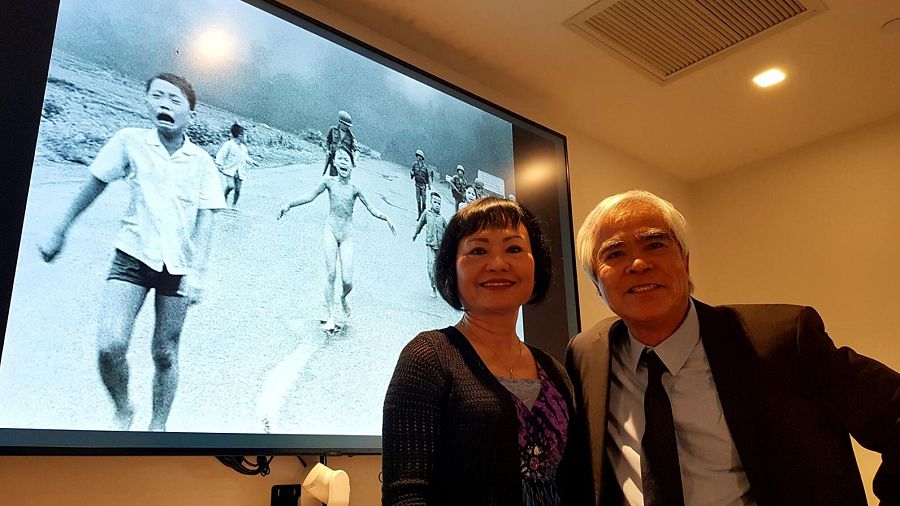 Kim Phuc, conocida como 'la niña del napalm', y Nick Ut, posan en 2022 con la icónica fotografía de 1972.