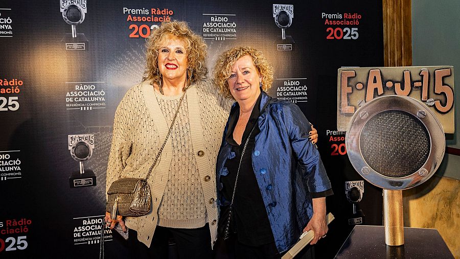 Sílvia Tarragona, conductora de 'De nit' de Ràdio 4, amb Neus Bonet, presidenta de Ràdio Associació de Catalunya