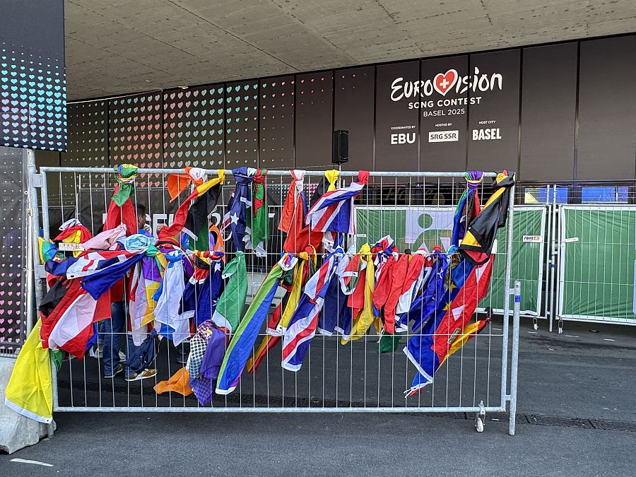 Banderas no permitidas por su tamaño en el exterior del estadio durante Eurovisión 2025
