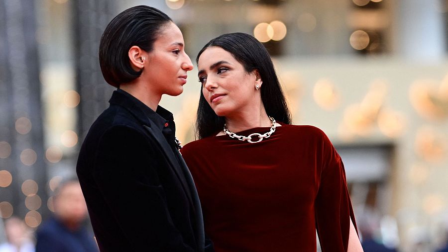 La actriz Nadia Melliti (izquierda) junto a lla directora Hafsia Herzi, en la alfombra roja de 'La Petite dernière'.