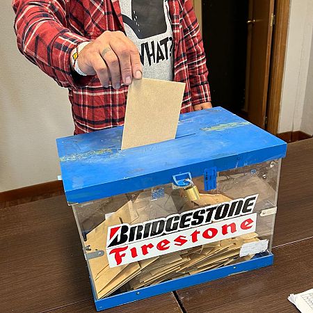 Los trabajadores de Bridgestone votan la propuesta de ERE de la empresa