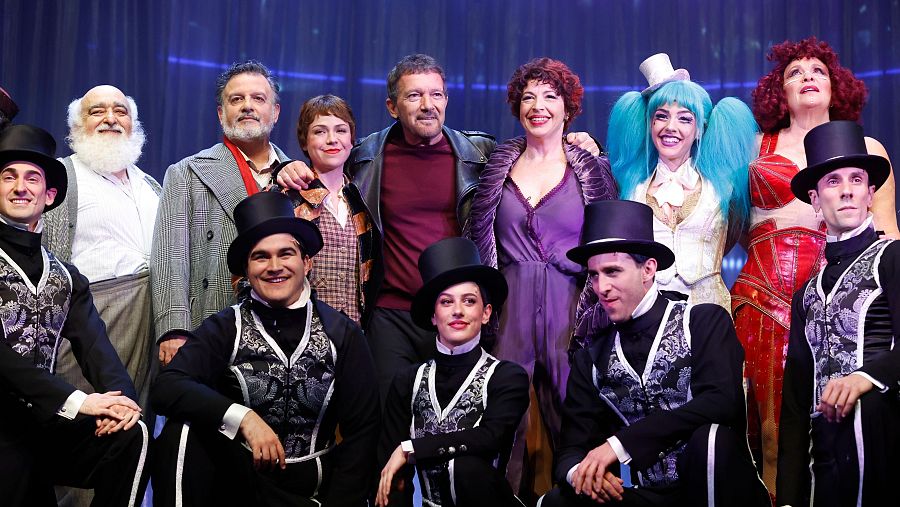 Actores en escena tras una representación, con vestuario de época.  José Coronado y Aitana Sánchez-Gijón destacan entre un elenco con trajes y pelucas coloridas.