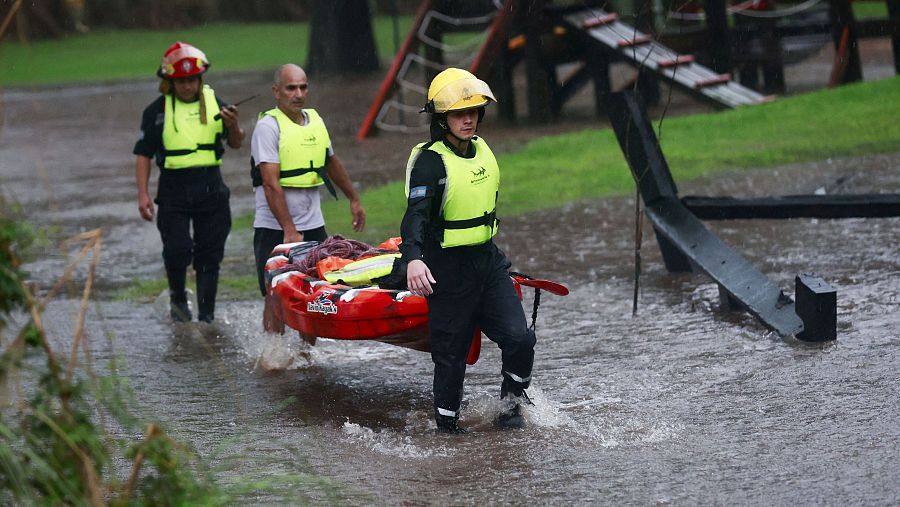 Bomberos llevan un kayak en medio de las inundaciones causadas por las fuertes lluvias, en Capilla del Señor, Buenos Aires, Argentina,