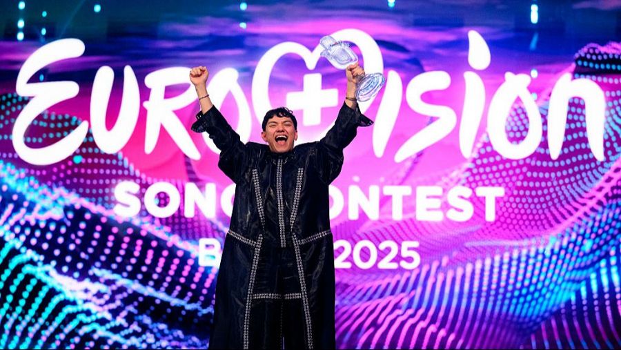 JJ con el micrófono de cristal, trofeo de Eurovisión 2025