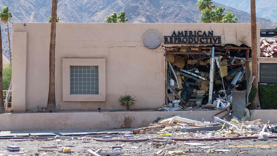 Imagen de los escombros fuera de la clínica de fertilidad propiedad de American Reproductive Centers.
