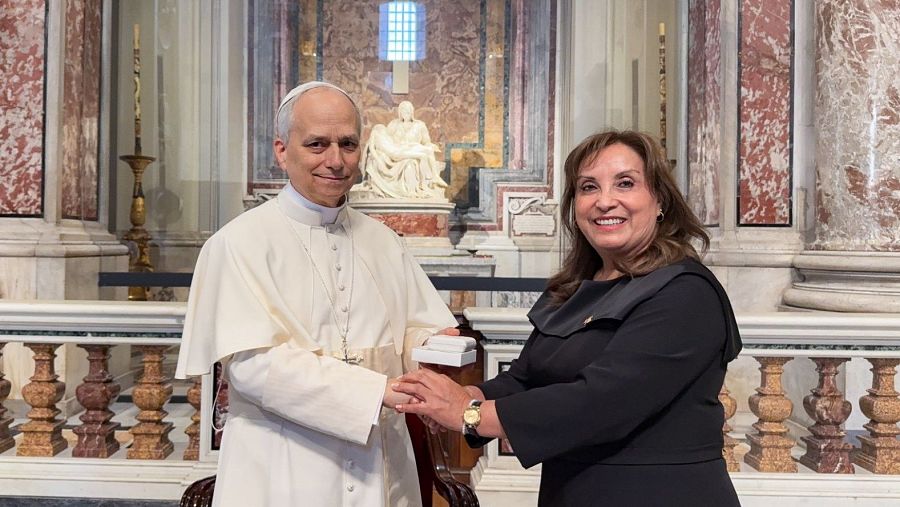 León XIV: entrevista entre el papa y la presidenta del Perú Dina Boluarte