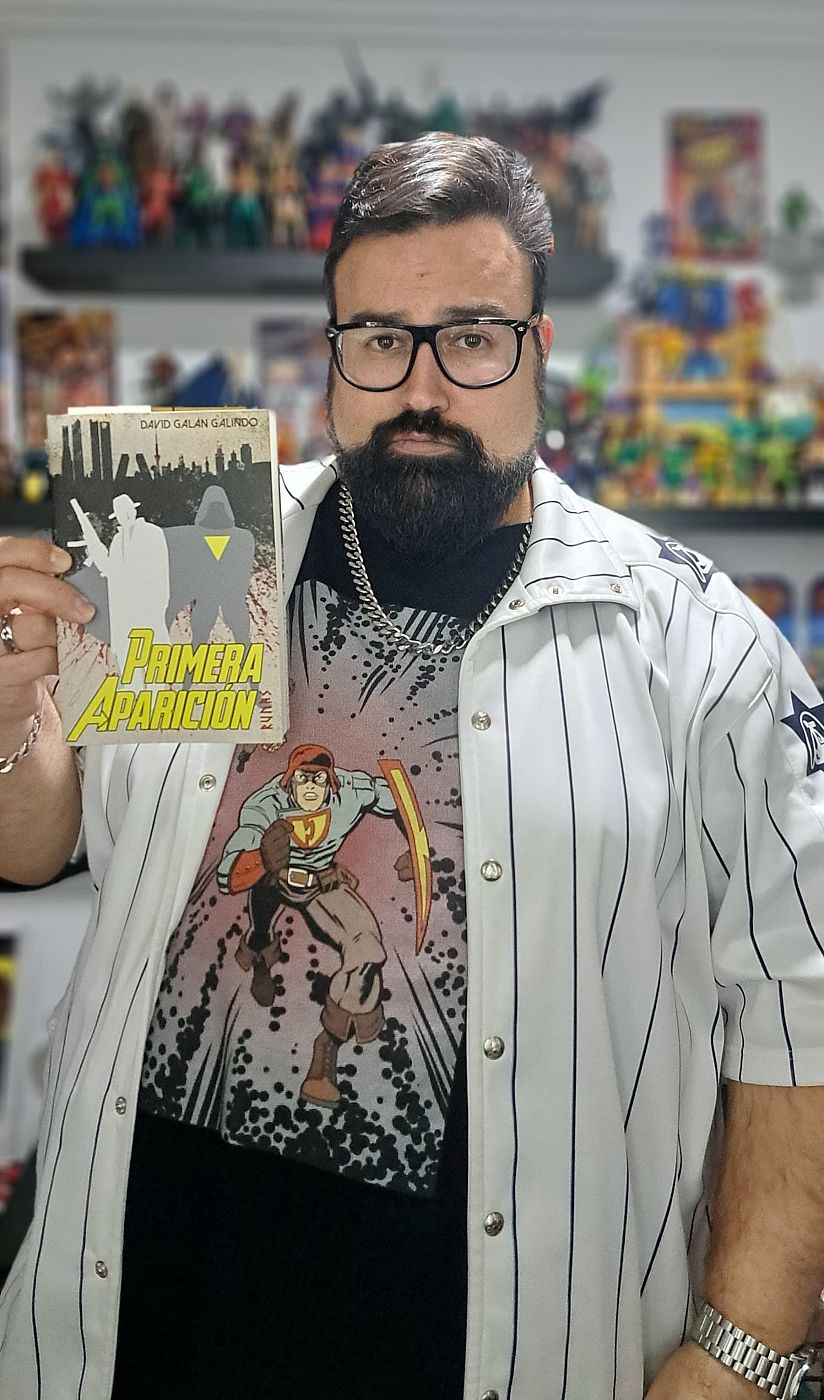 Autor de cómics presentando su obra 