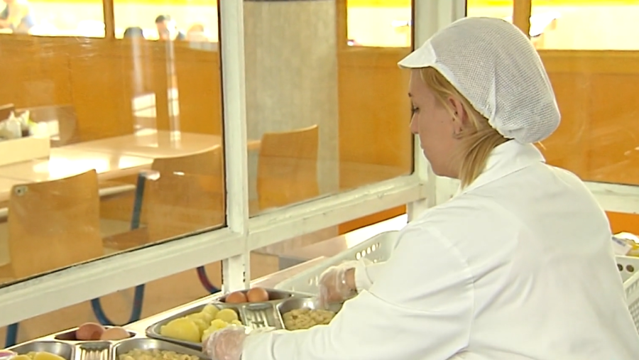 Sandra, una mujer que trabaja en el comedor del centro penitenciario