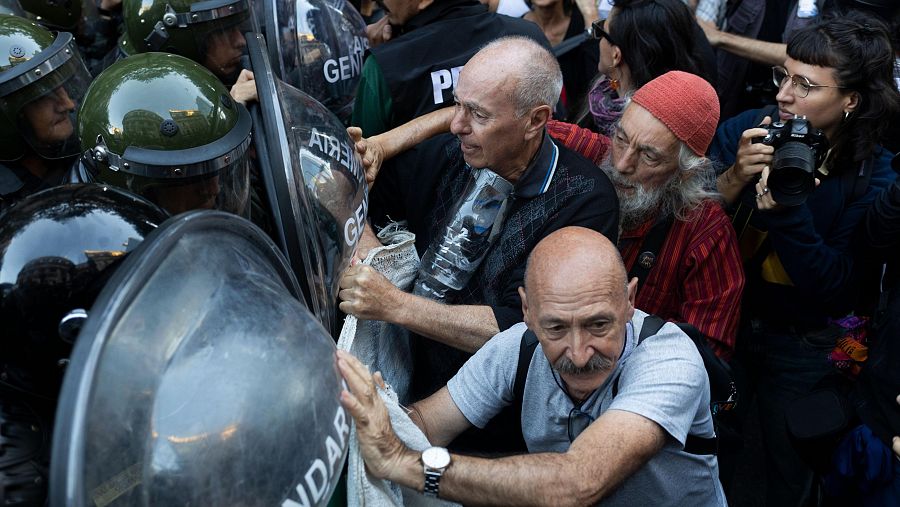 Manifestantes participan en una protesta para exigir mejores pensiones para los jubilados el 2 de abril de 2025