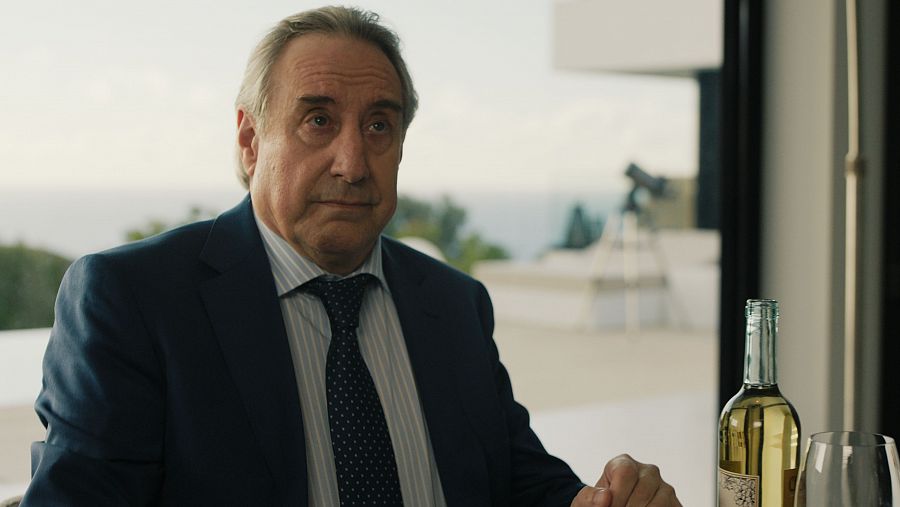 Juanjo Puigcorbé como Gustavo