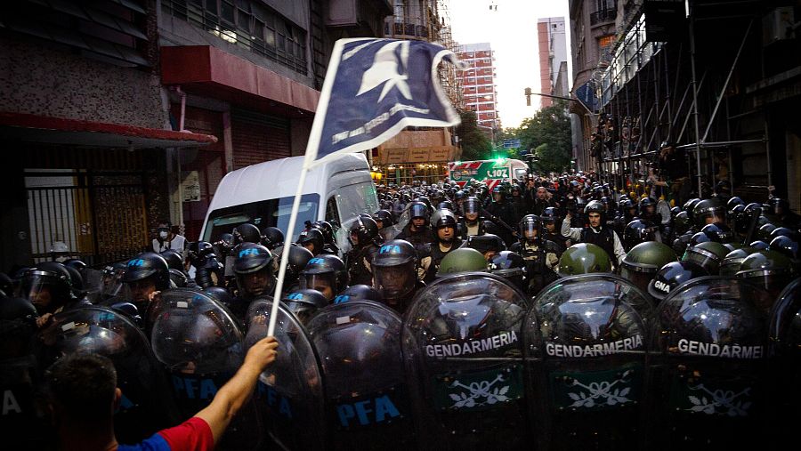 Un bandera de las Madres de la Plaza de Mayo en la manifestación del 2 de abril de 2025