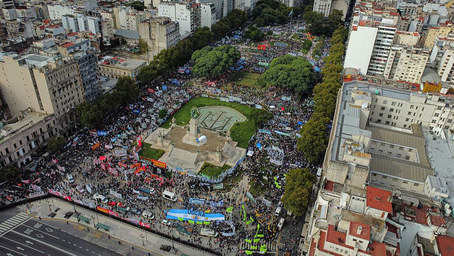 Jubilados, sindicatos y organizaciones sociales marchan frente al Congreso Naciona el 9 de abril de 2025