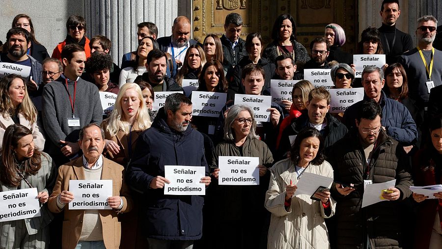 Manifestación de periodistas, el pasado 26 de febrero, en la escalinata del Congreso