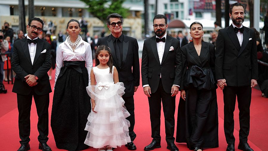 Panahi (en el centro), con el equipo de 'It was just an accident', en el Festival de Cannes.