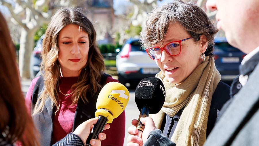 Beatriz Fernández, directora de Arrels, atendiendo a los medios de comunicación