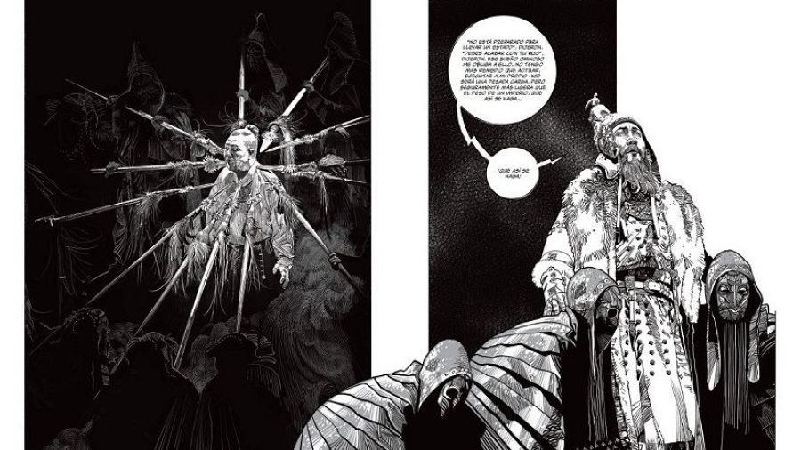 Viñetas de cómic en blanco y negro: una figura atacada con lanzas y un líder con dos figuras encapuchadas. Diálogo sobre lealtad, poder y amenaza.