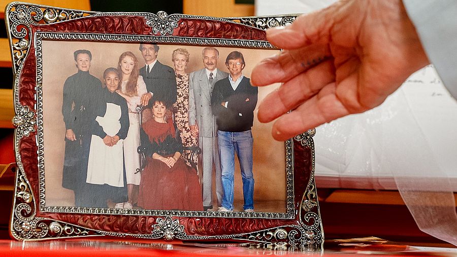 El reparto de 'La casa de los espíritus' posa con Allende