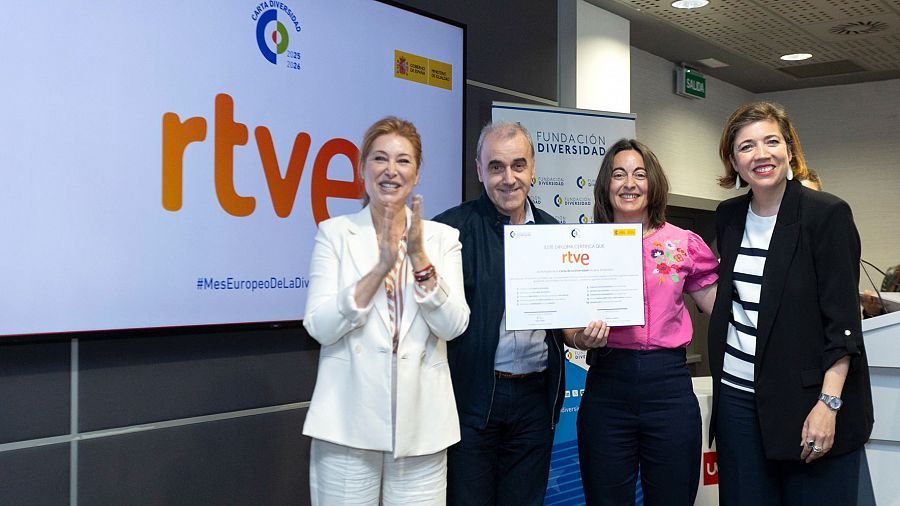Roberto Lakidain y Beatriz Pacho, de RTVE, con el diploma de la Fundación Diversidad