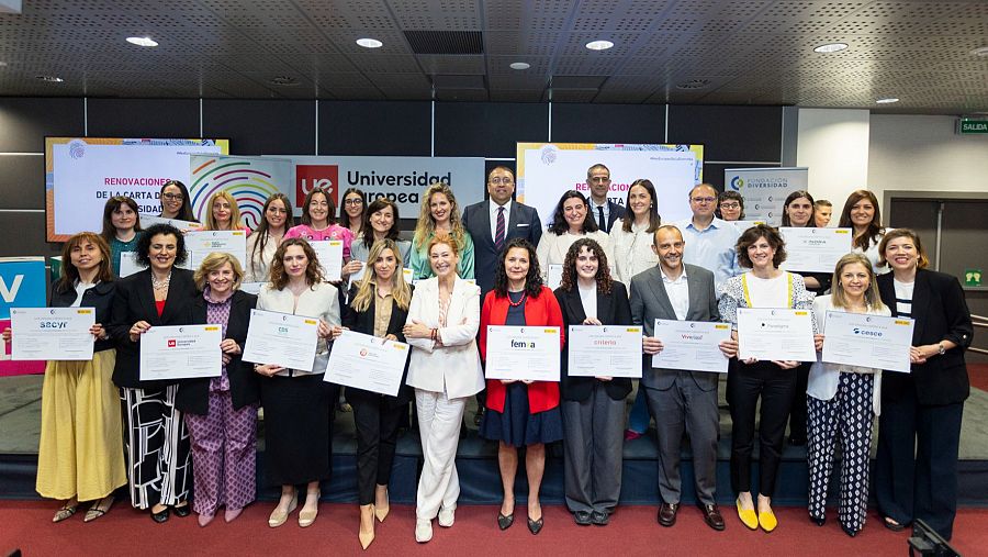 Foto de familia de las empresas adheridas a la Carta de la Diversidad