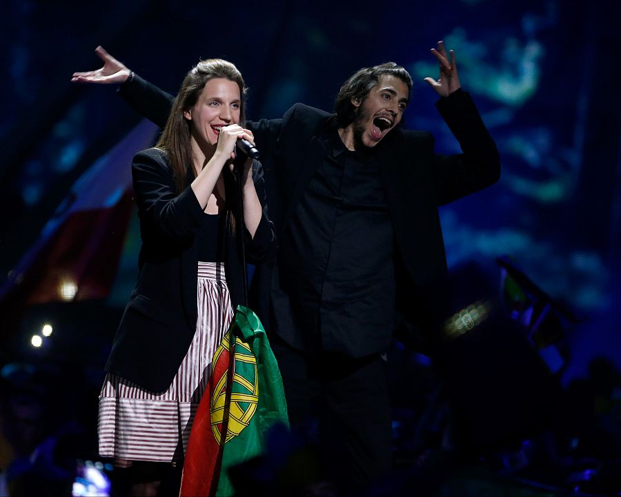 Salvador Sobral junto a su hermana Luisa Sobral tras ganar Eurovisión 2017