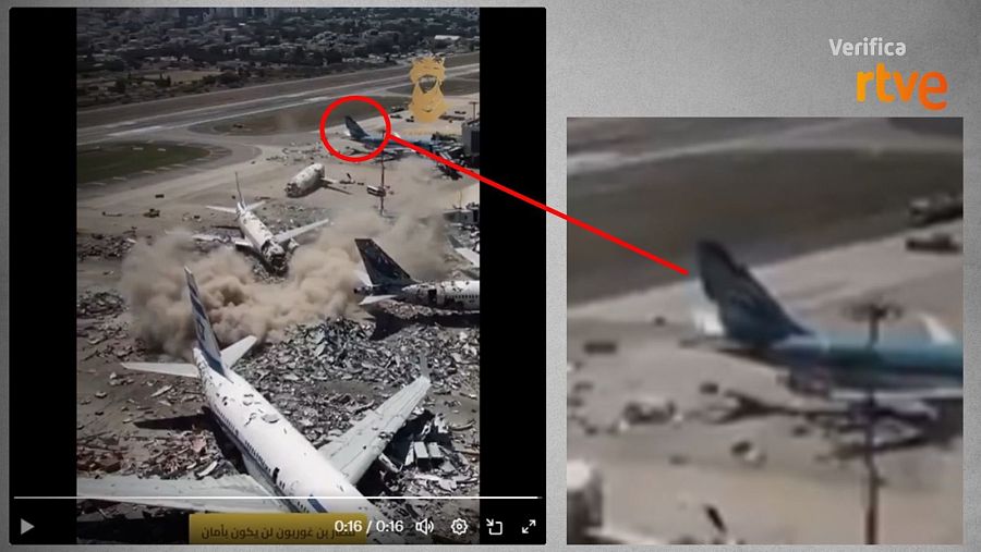 Imagen que muestra cómo la cola del avión se divide en dos en un momento de la grabación