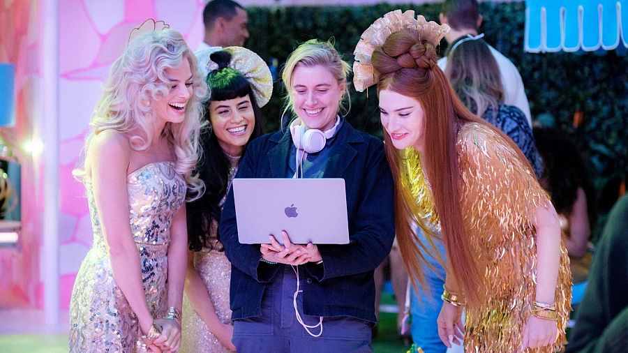 La directora Greta Gerwig durante el rodaje de 'Barbie'