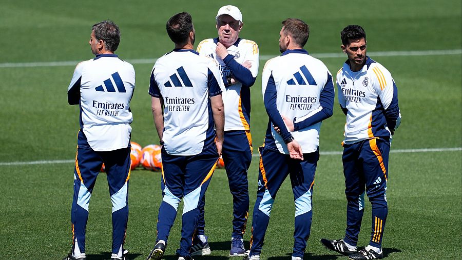 Ancelotti junto a su cuerpo técnico en su último entrenamiento con el Real Madrid.
