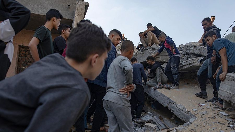 Palestinos buscan víctimas mortales tras un ataque israelí sobre Yabalia, norte de la Franja de Gaza