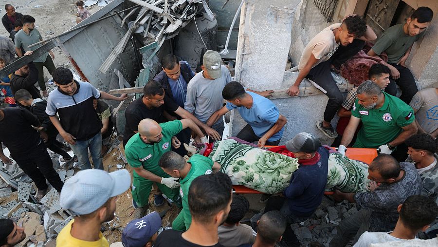 Rescatitas portan el cadáver de una víctima del ataque israelí sobre una vivienda en Yabalia, al norte de la Franja de Gaza