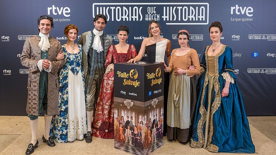 Lorena Gómez junto a parte del reparto de 'Valle Salvaje'