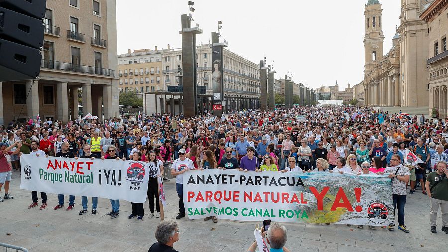 Manifestación en Zaragoza por la creación del Parque Natural Anayet-Partacua y la paralización del proyecto Canal Roya.  Pancartas con lemas y logo de WWF.