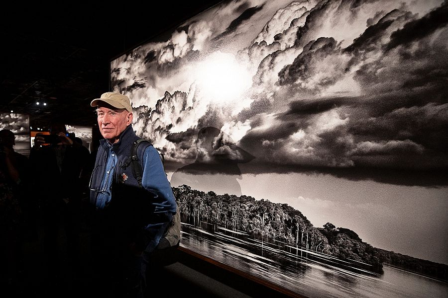 Sebastião Salgado posa en la presentación de su exposición 