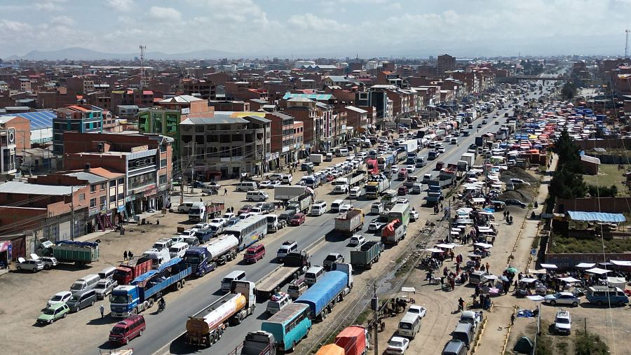Decenas de vehículos hacen fila para cargar gasolina en una estación de servicio en El Alto, Bolivia.