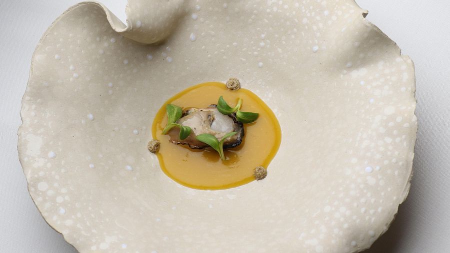 Ostra al sol cocinada en miel de girasol, rellena de flor de girasol cocida en vinagre casero, con escabeche de perdiz, praliné de pipa de girasol y brote de pipa de girasol