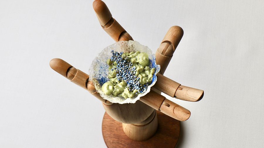 Tartaleta cristal con llisa marinada en miel y sal, amaranto certificado por CAE CV y espirulina azul certificada por CAE CV