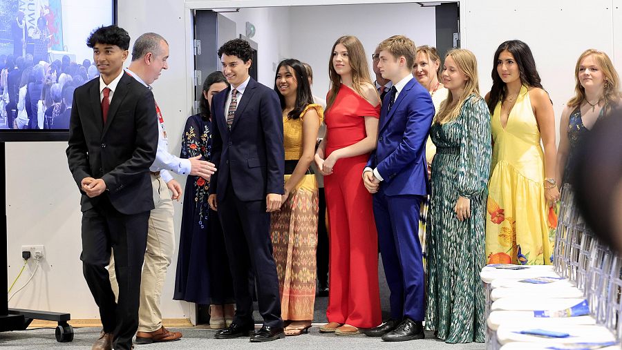 Los reyes acompañan a la infanta Sofía en su graduación de Bachillerato en Gales