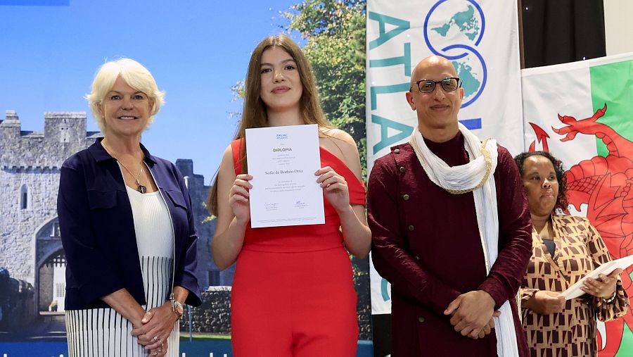 Los reyes acompañan a la infanta Sofía en su graduación en Gales