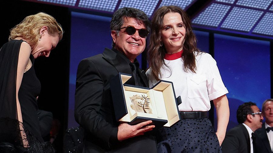 Jafar Panahi, con la Palma de Oro, entre Cate Blanchett y Juliette Binoche
