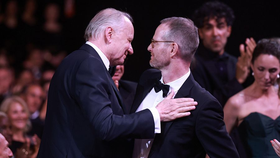 Stellan Skarsgård, izquierda, se abraza con el director Joaquim Trier.